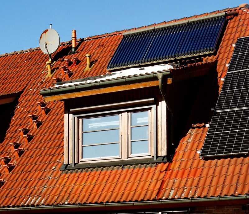 Solarthermie auf einem Schrägdach oberhalb einer Dachgaube.