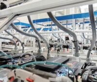 Blick über Blöcke von Batterien in einer Produktion.