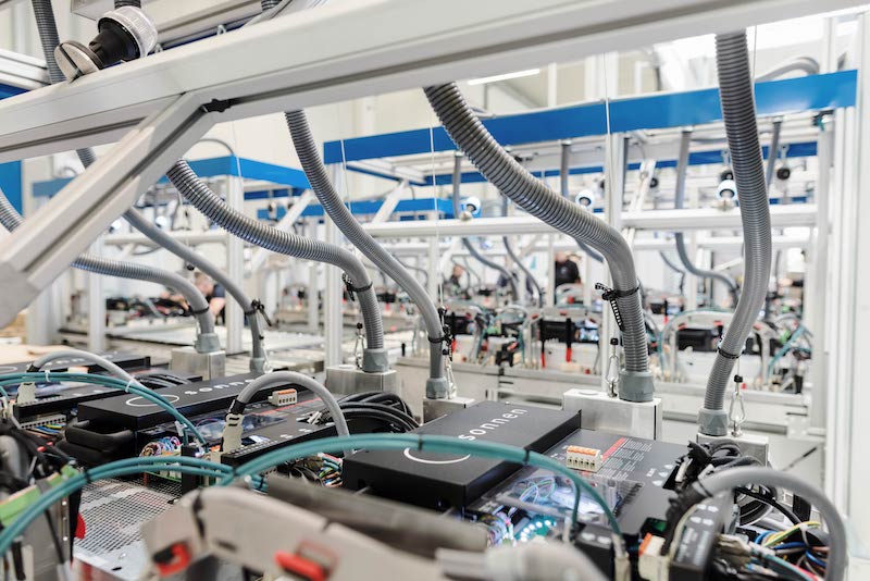 Blick über Blöcke von Batterien in einer Produktion.