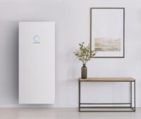 Zu sehen ist eine sonnenBatterie 10, die in einem Wohnzimmer aufgestellt ist.