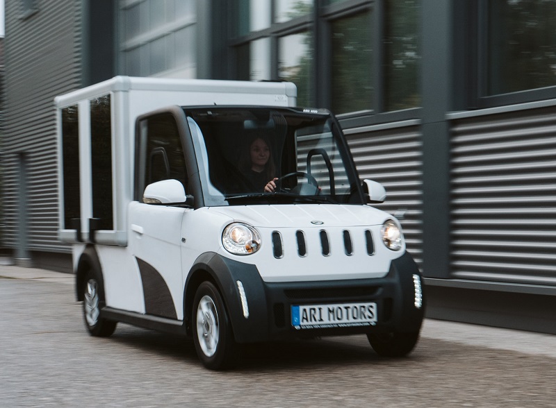 Zu sehen ist ein Photovoltaik-Auto von Sono Motors. Der neue Solarprototyp ist für die Beförderung auf der letzten Meile sowie in Städten, Parks, Industriegebieten oder Flughäfen konzipiert.