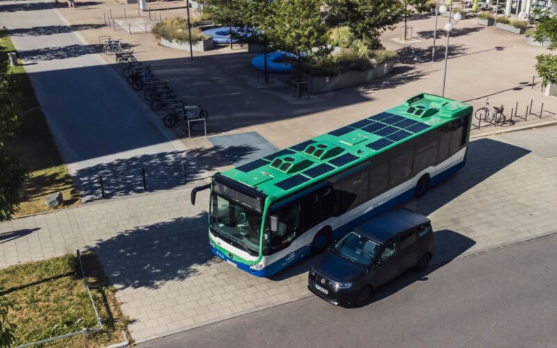 Luftbild eines parkenden Busses mit Solarmodulen im Dach.