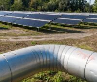 Fernwärmerohr vor Solarthermieanlage