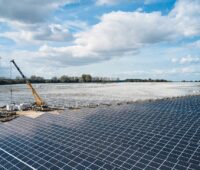 Zu sehen ist die Installation der Wechselrichter für den Photovoltaik-Solarpark in Gaarz.