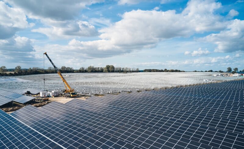 Zu sehen ist die Installation der Wechselrichter für den Photovoltaik-Solarpark in Gaarz.