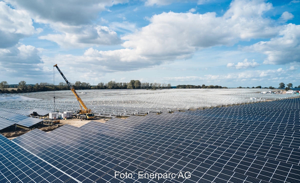 Zu sehen ist die Installation der Wechselrichter für den Photovoltaik-Solarpark in Gaarz.
