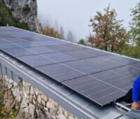 Mit Blick ins Tal: Die Montage der PV-Anlagen auf der Diensthütte Hans-Ruder auf der Hochalm bei Garmisch-Partenkirchen.