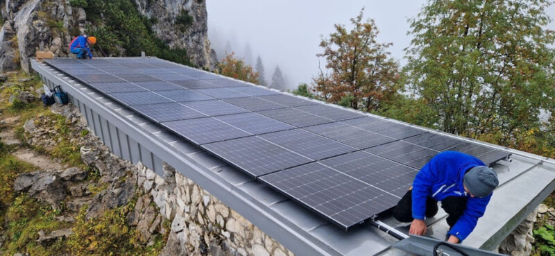Mit Blick ins Tal: Die Montage der PV-Anlagen auf der Diensthütte Hans-Ruder auf der Hochalm bei Garmisch-Partenkirchen.