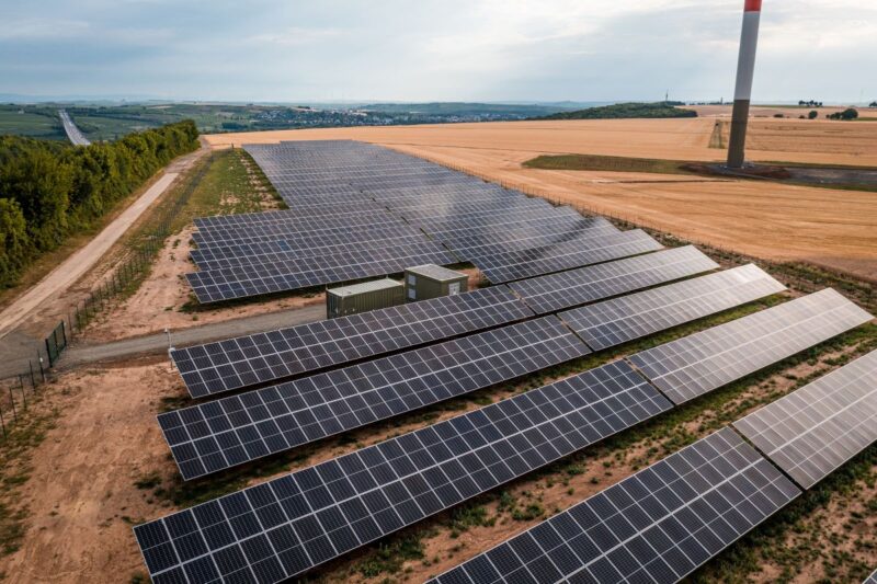 Luftbild eines PV-Freiflächenparks mit Batteriespeichern