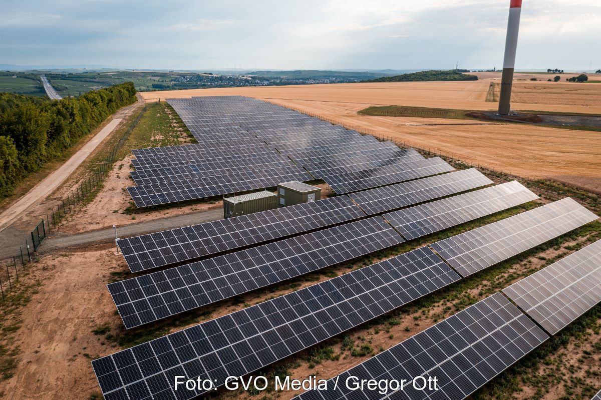 Luftbild eines PV-Freiflächenparks mit Batteriespeichern