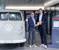 Im Bild Helmut Ruhl (CEO der Amag Group AG) und Philipp Furler (Co-CEO von Synhelion), die einen langfristigen Abnahmevertrag für Solar-Benzin abgeschlossen haben.
