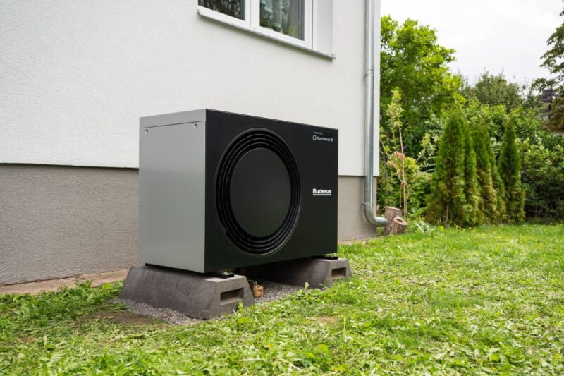 Wärmepumpe vor einem Haus.