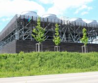 Foto zeigt ein Bauwerk: die Tiefengeothermie-Anlage der Stadtwerke München in Sauerlach in Bayern.