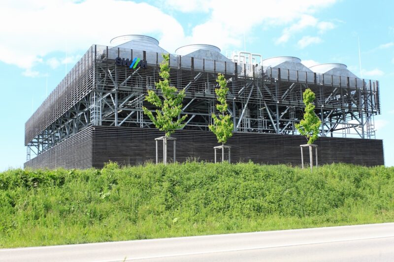 Foto zeigt ein Bauwerk: die Tiefengeothermie-Anlage der Stadtwerke München in Sauerlach in Bayern.