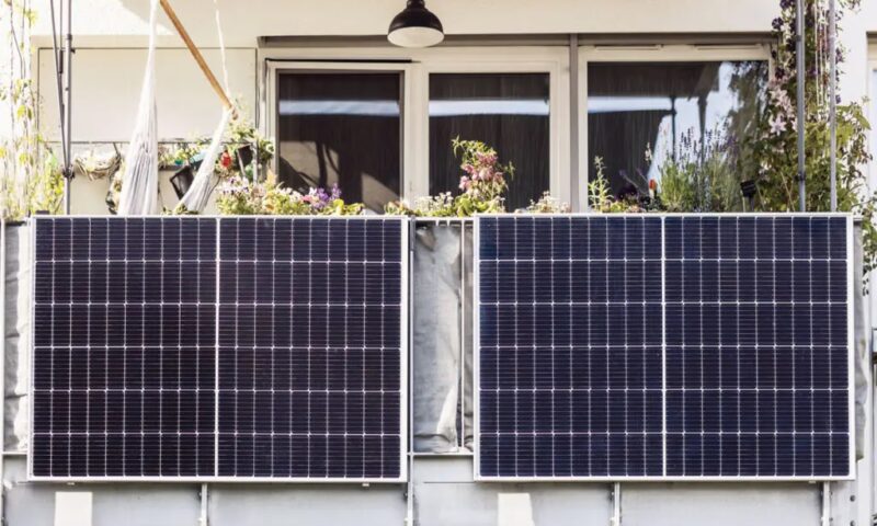 Das Bild zeigt ein Balkonkraftwerk. Der Entwurf der VDE-Produktnorm Steckersolargeräte erfordert laut Verbraucherzentrale Nachbesserungen.