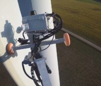 Zu sehen ist der spinnenförmige Roboterarm beim Einsatz in der Windenergie an einem Rotorblatt.