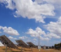 Solarkraftwerk mit Turm: mehrere Spiegel fokussieren das Licht auf den Receiver an der Turmspitze.